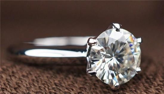 莫桑钻和钻石的区别,莫桑钻和钻石用肉眼能看出区别么