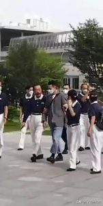 ​刘德华回马来西亚过年！看着比富豪舅父还年轻，发量浓密像小伙子