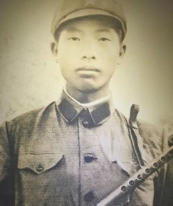 英雄王杰舍身救下12条生命,八年未婚妻守候终生,每年都去祭拜