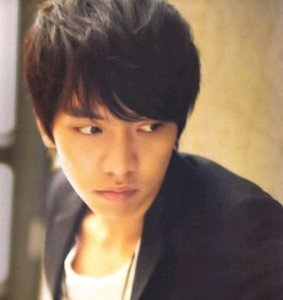 ​韩国人气偶像李昇基