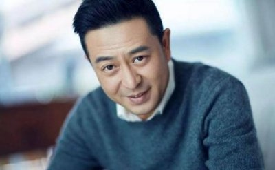 ​张嘉译为什么驼背走路一步三晃，驼背的真相催人泪下！