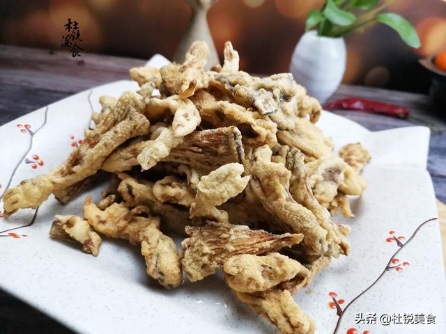 椒盐蘑菇的做法简单（椒盐蘑菇地道做法）(3)