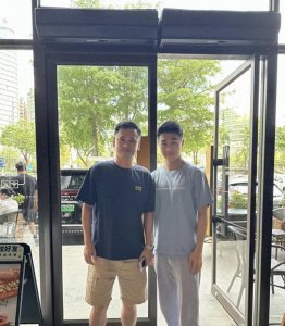 ​30岁何猷君现身南宁，一个人去咖啡店，打扮清爽身上没有豪门架子