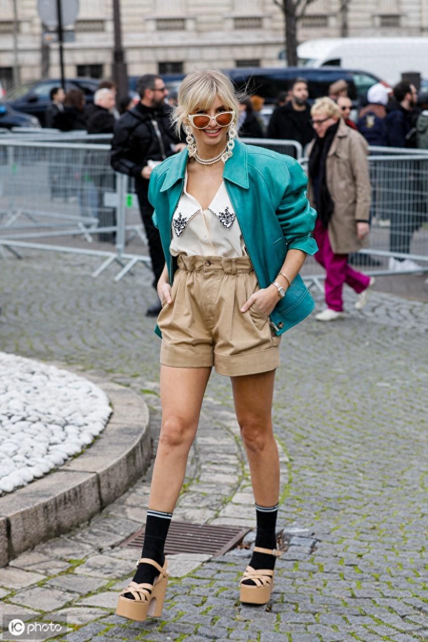 皮质短裤太时尚了，随意搭配就很有大牌质感