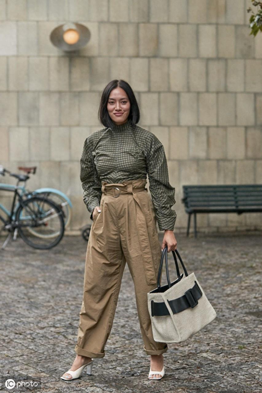 皮质短裤太时尚了，随意搭配就很有大牌质感