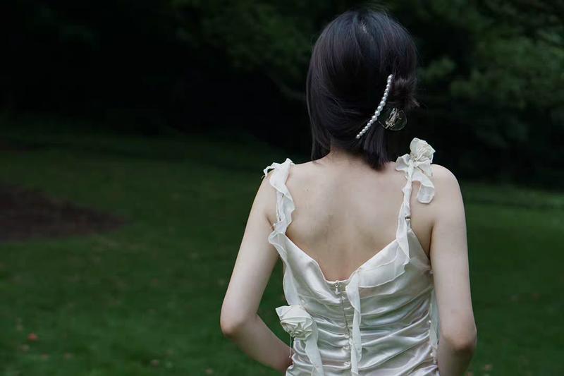 易烊千玺何炅，何炅送易烊千玺师大附中校服原因很暖