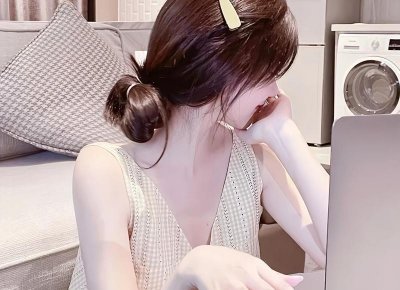 ​玲娜贝儿被游客拍头