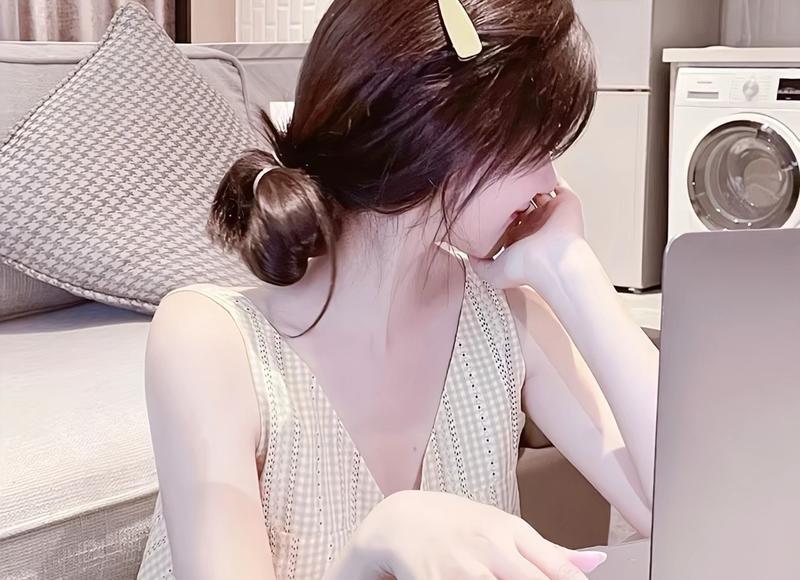 玲娜贝儿被游客拍头 玲娜贝儿被游客拍头