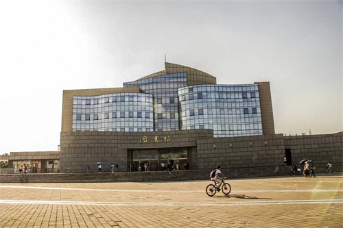 川大江安校区：极具现代化校园，园林式校园风景、最长爱情长桥