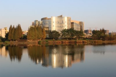 ​川大江安校区：极具现代化校园，园林式校园风景、最长爱情长桥