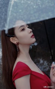 ​“岳绮罗”全网身材最好？你80斤挤不进的吊带裙，她却有漫画腰