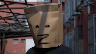 ​LOL小智重回老房子直播，电脑反光将长相暴露