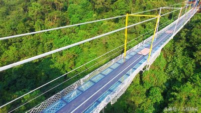 ​航拍：广西首座玻璃悬索桥进入完工倒计时