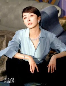 ​杨幂再登《时尚芭莎》封面，展现多样风格与时尚影响力