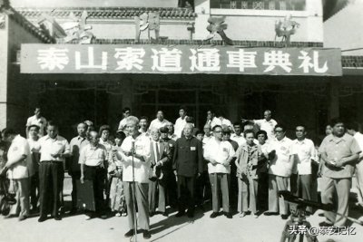 ​泰山顶梁柱索道：1983年建成，每年运送游客达300万人次！