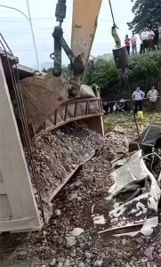 ​湖北黄石一大货车侧翻压扁教练车，应急管理局：教练车3人当场死亡