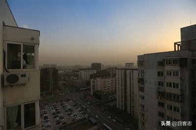 ​北京遭遇11级大风！高楼俯瞰京城，蓝天和沙尘分界线清晰可见