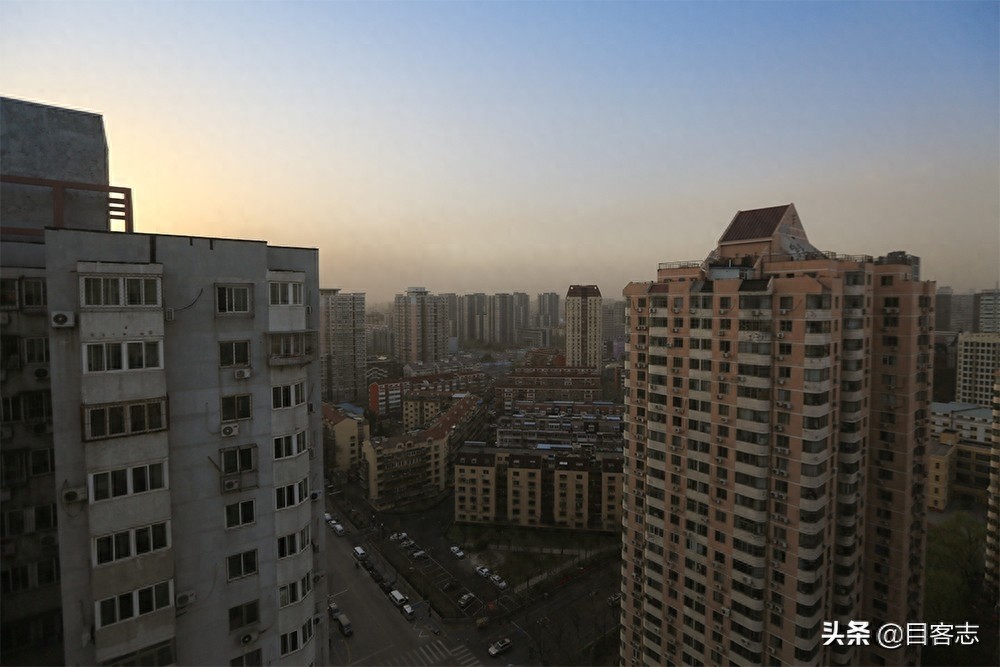 北京遭遇11级大风！高楼俯瞰京城，蓝天和沙尘分界线清晰可见