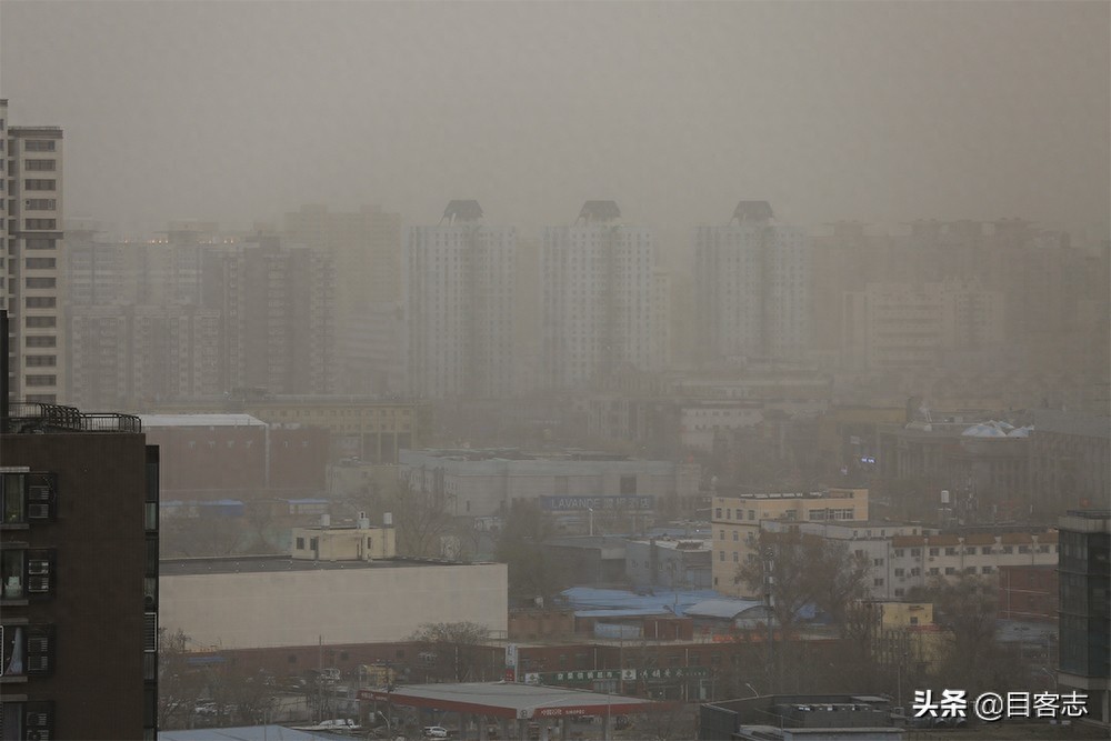 北京遭遇11级大风！高楼俯瞰京城，蓝天和沙尘分界线清晰可见