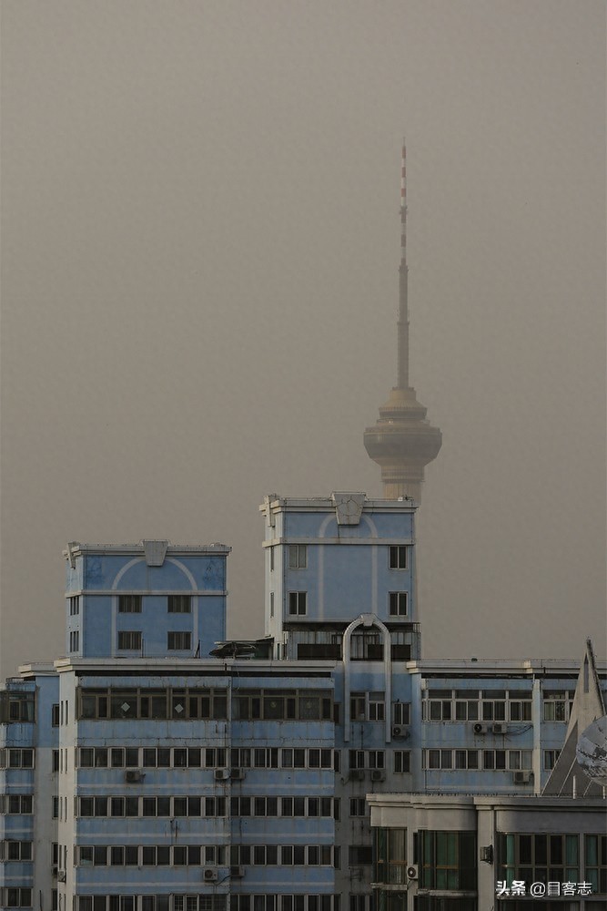 北京遭遇11级大风！高楼俯瞰京城，蓝天和沙尘分界线清晰可见