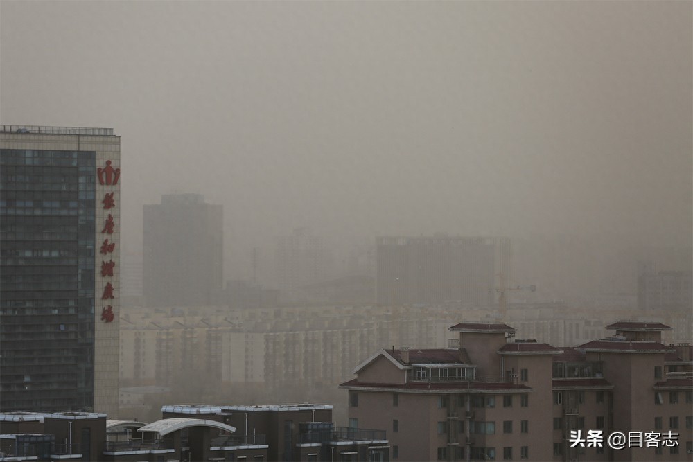 北京遭遇11级大风！高楼俯瞰京城，蓝天和沙尘分界线清晰可见
