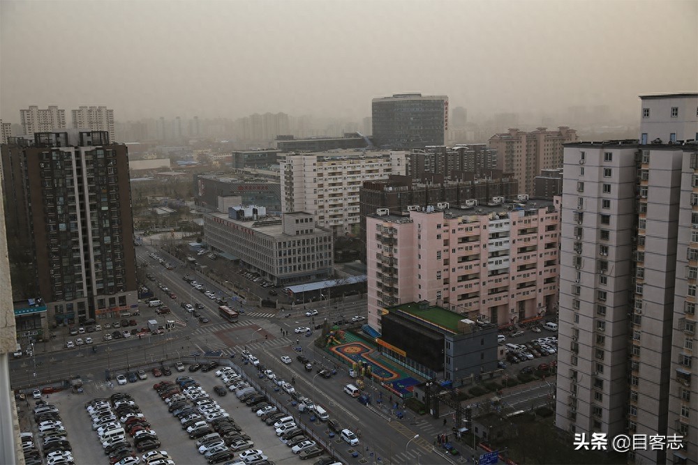 北京遭遇11级大风！高楼俯瞰京城，蓝天和沙尘分界线清晰可见