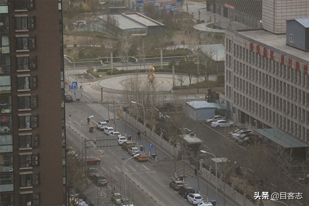 北京遭遇11级大风！高楼俯瞰京城，蓝天和沙尘分界线清晰可见