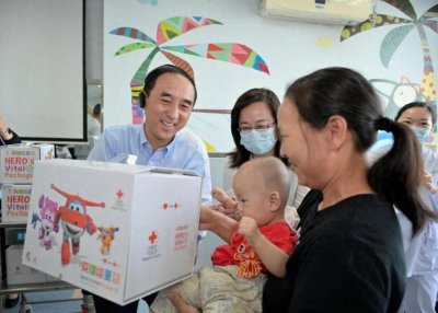 ​中国红十字基金会名誉会长王海京一行探望在武汉住院治疗的大病患儿